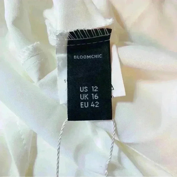 Bloomchic NWT White Rounded Neckline Faux Tab Sleeves with Button Detail Size 12 - Picture 10 of 12